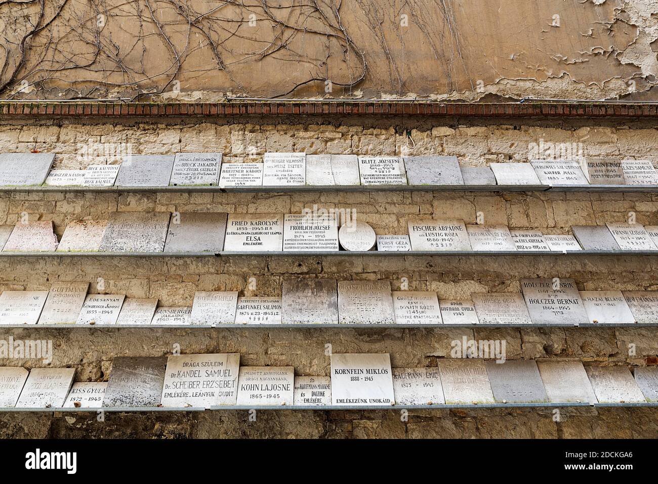 Mauer mit Gedenktafeln für die ermordeten Juden und den Holocaust, große Synagoge, Nagy Zsinagoga, Pest Bezirk, Budapest, Ungarn Stockfoto