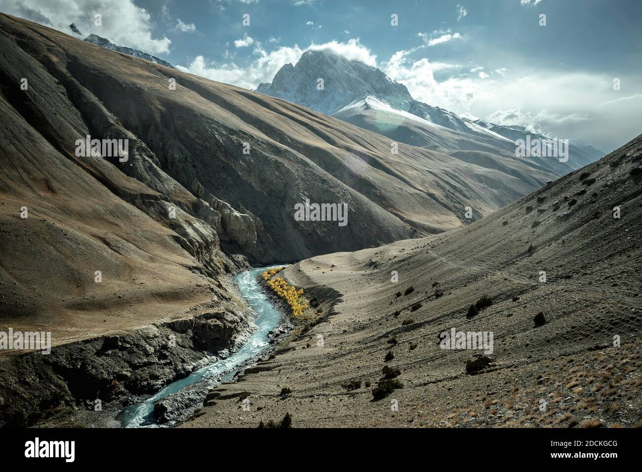 Trogtal, karge Gerölllandschaft, Flussbett der Wachandarja, auf der rechten Bergflanke die Karawanenroute durch den Wachan-Korridor, in der Stockfoto