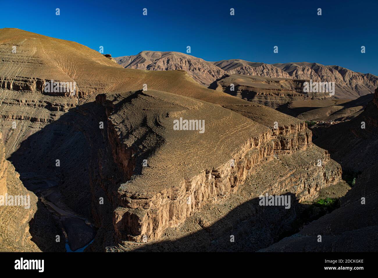 Blick auf kanonartige Erosionslandschaften im oberen Dade-Tal bei Msemrir, hoher Atlas, Südmarokko, Marokko Stockfoto
