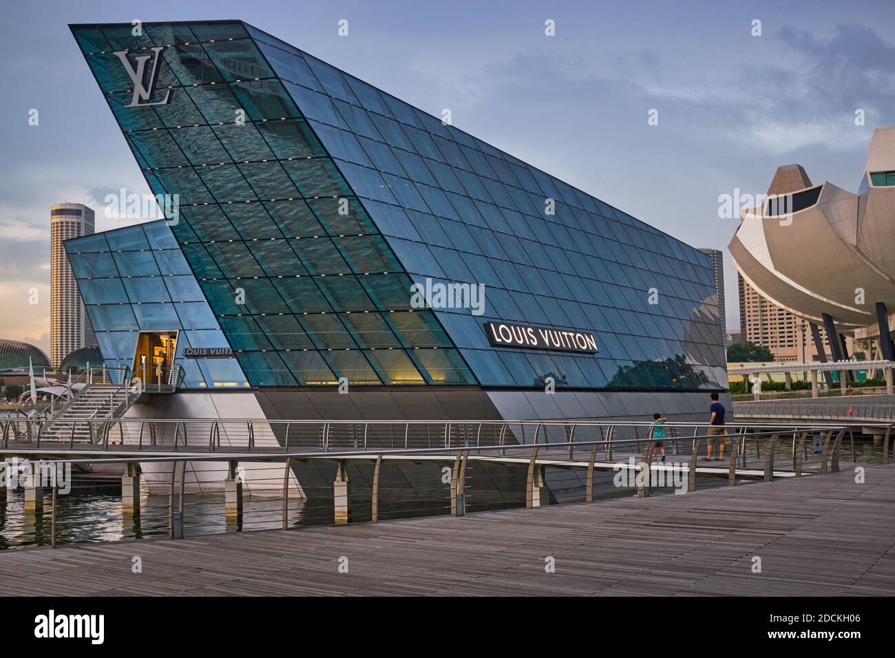Louis Vuitton Island Maison in Marina Bay, Singapur, erreichbar über eine Fußgängerbrücke oder unter der Erde von den Shoppes at Marina Bay Sands Stockfoto