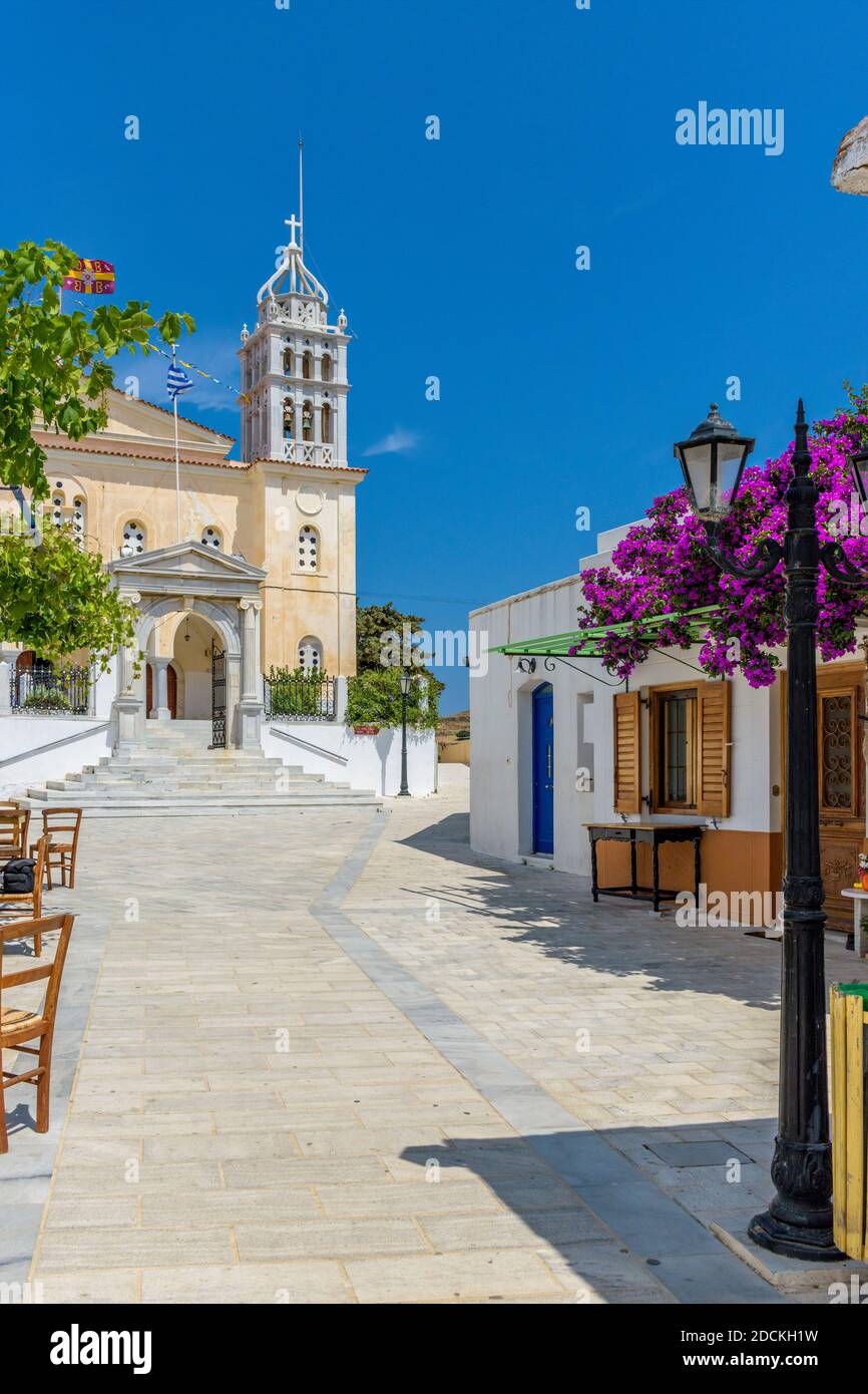 Malerische Gasse in lefkes Paros griechische Insel mit einem vollen Blühende Bougainvillea und die cristian Kirche von Agia Triada AS Hintergrund in der traditi Stockfoto