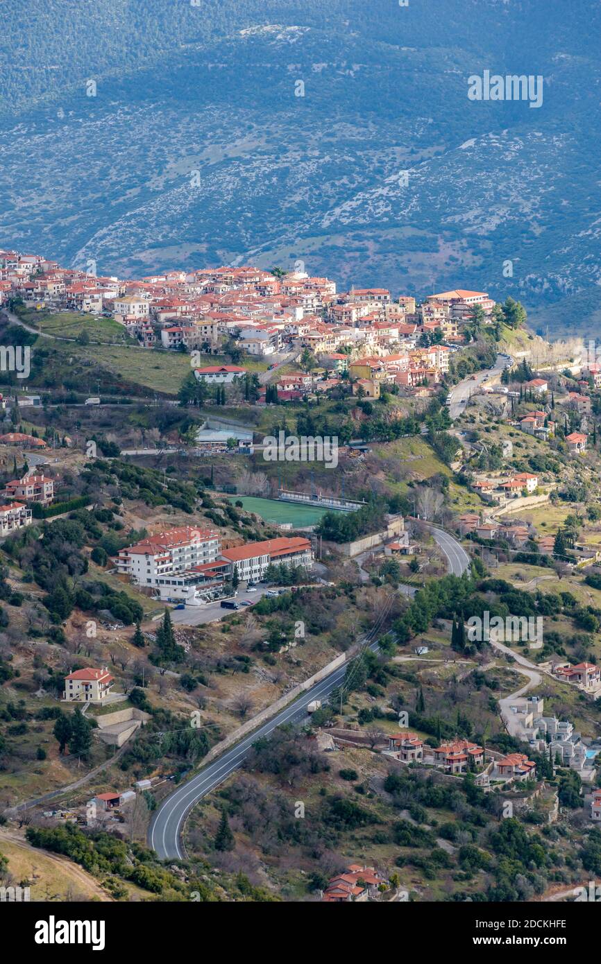 Landschaftlich schöner Blick auf den berühmten Wintersportort Arachova auf dem Berg Parnassus, Griechenland. Stockfoto