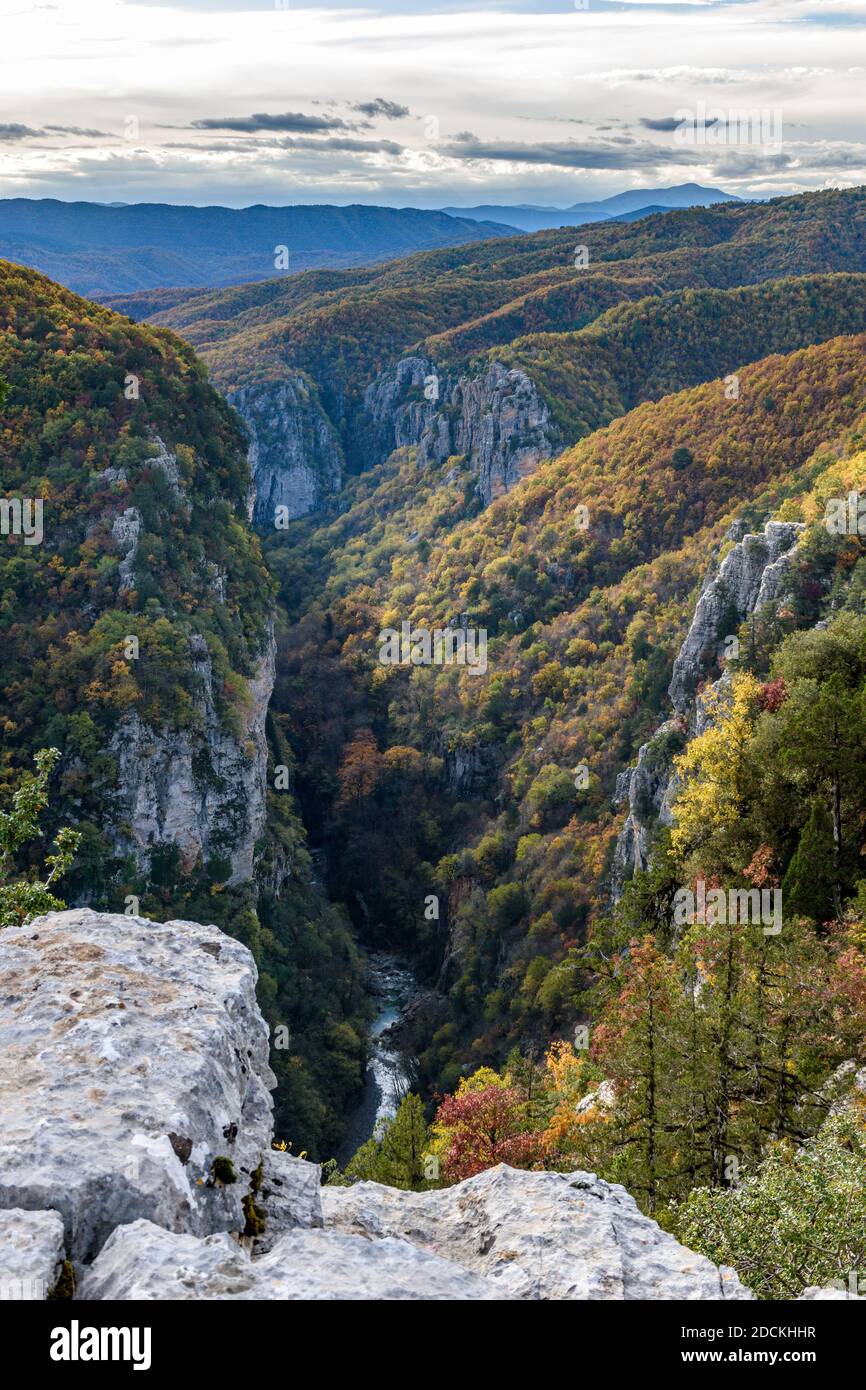 Blick auf die Vikos-Schlucht, die tiefste Schlucht Europas, mit Herbstfarben in der Nähe von tsepelovo in Zagori Epirus, Griechenland. Stockfoto