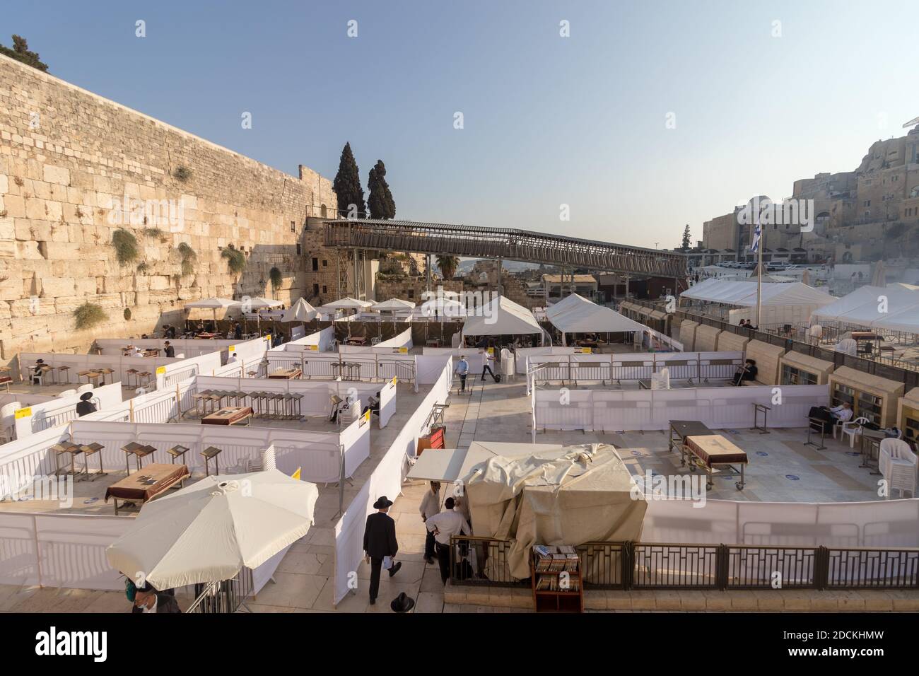 jerusalem-israel. 30-10-2020. Draufsicht auf eingezäunte Bereiche an der Westmauer für Gebete in Gruppen von bis zu 20 Personen, um die Ausbreitung des coro zu verhindern Stockfoto