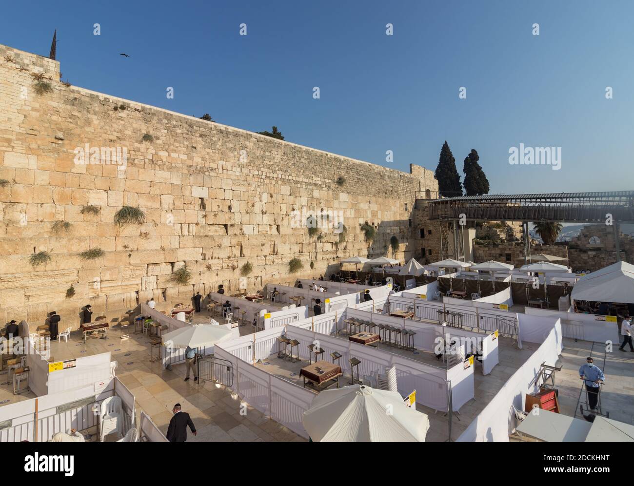 jerusalem-israel. 30-10-2020. Draufsicht auf eingezäunte Bereiche an der Westmauer für Gebete in Gruppen von bis zu 20 Personen, um die Ausbreitung des coro zu verhindern Stockfoto