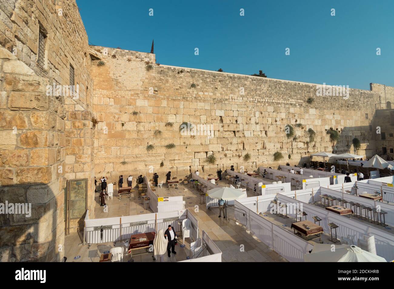 jerusalem-israel. 30-10-2020. Draufsicht auf eingezäunte Bereiche an der Westmauer für Gebete in Gruppen von bis zu nur 20 Personen, um die Ausbreitung der zu verhindern Stockfoto