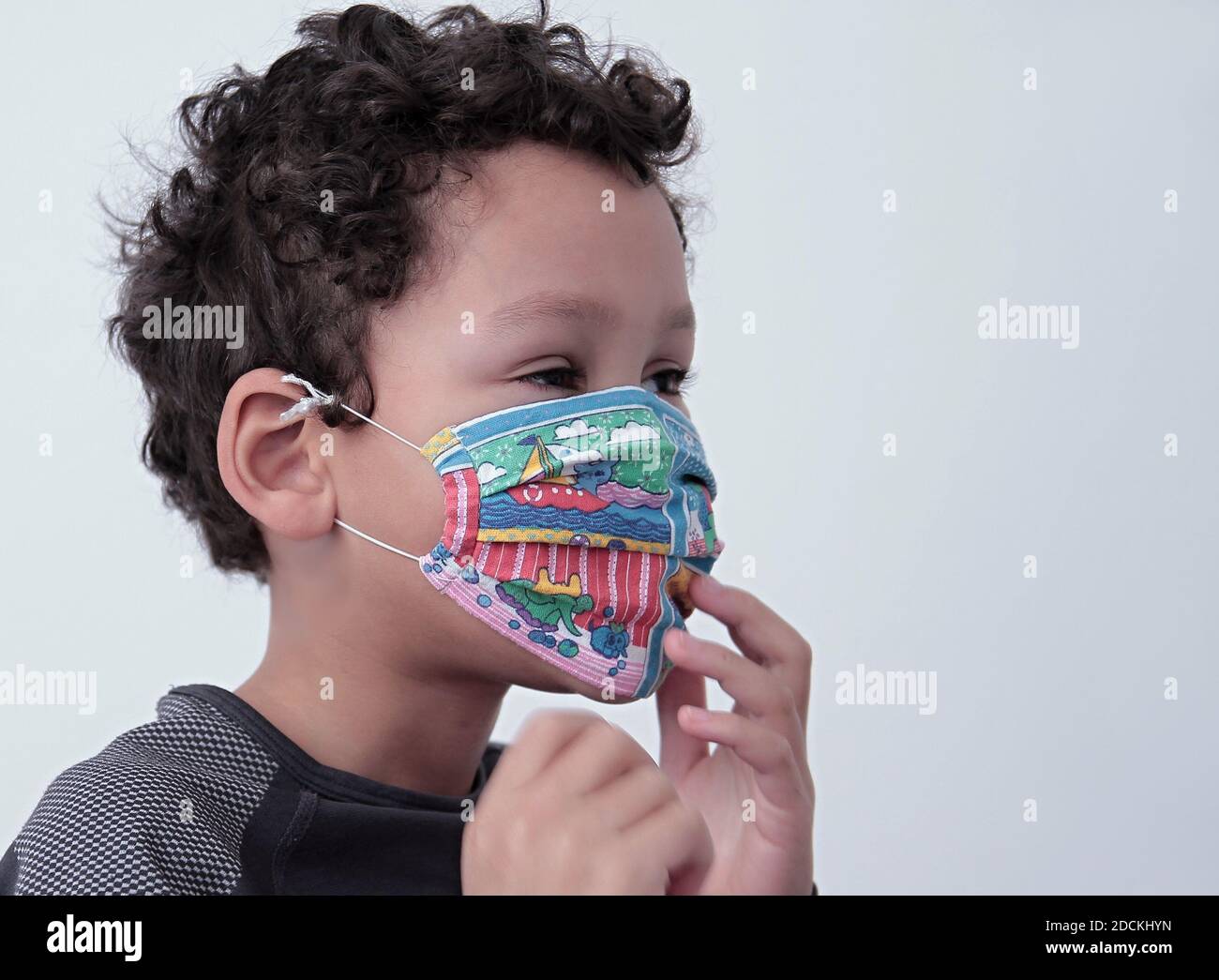Kind trägt Gesichtsmasken schützt sich vor Coronavirus auf weiß Hintergrundbild Stock Foto Stockfoto