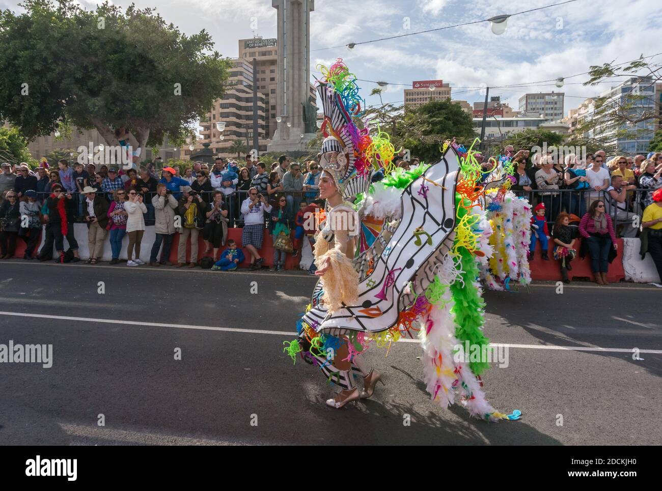 Ein Mädchen in einem interessanten Kostüm läuft während des alljährlichen Karnevals vor dem Publikum. Teneriffa, Spanien. Stockfoto