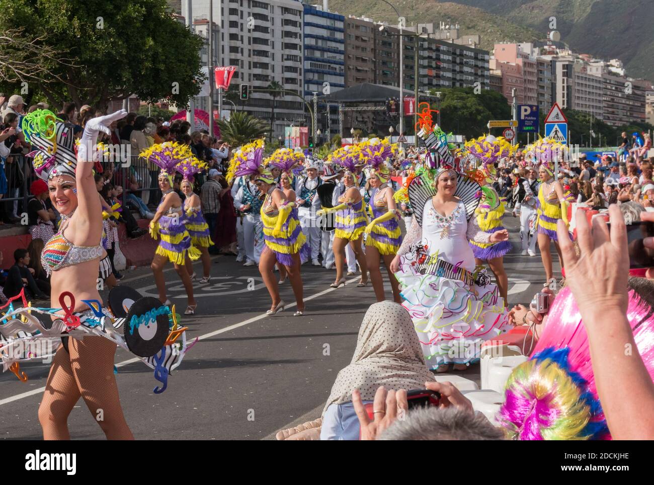 Bunte Künstler tanzen während des Karnevals vor dem Publikum. Teneriffa, Spanien. Stockfoto