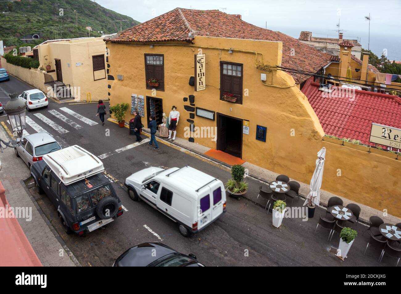 Straße mit schönen Häusern in der Stadt Icod de las Vinos, wo wächst der berühmte antike Drachenbaum (Dracaena) auf der Insel Teneriffa. Spanien. Stockfoto