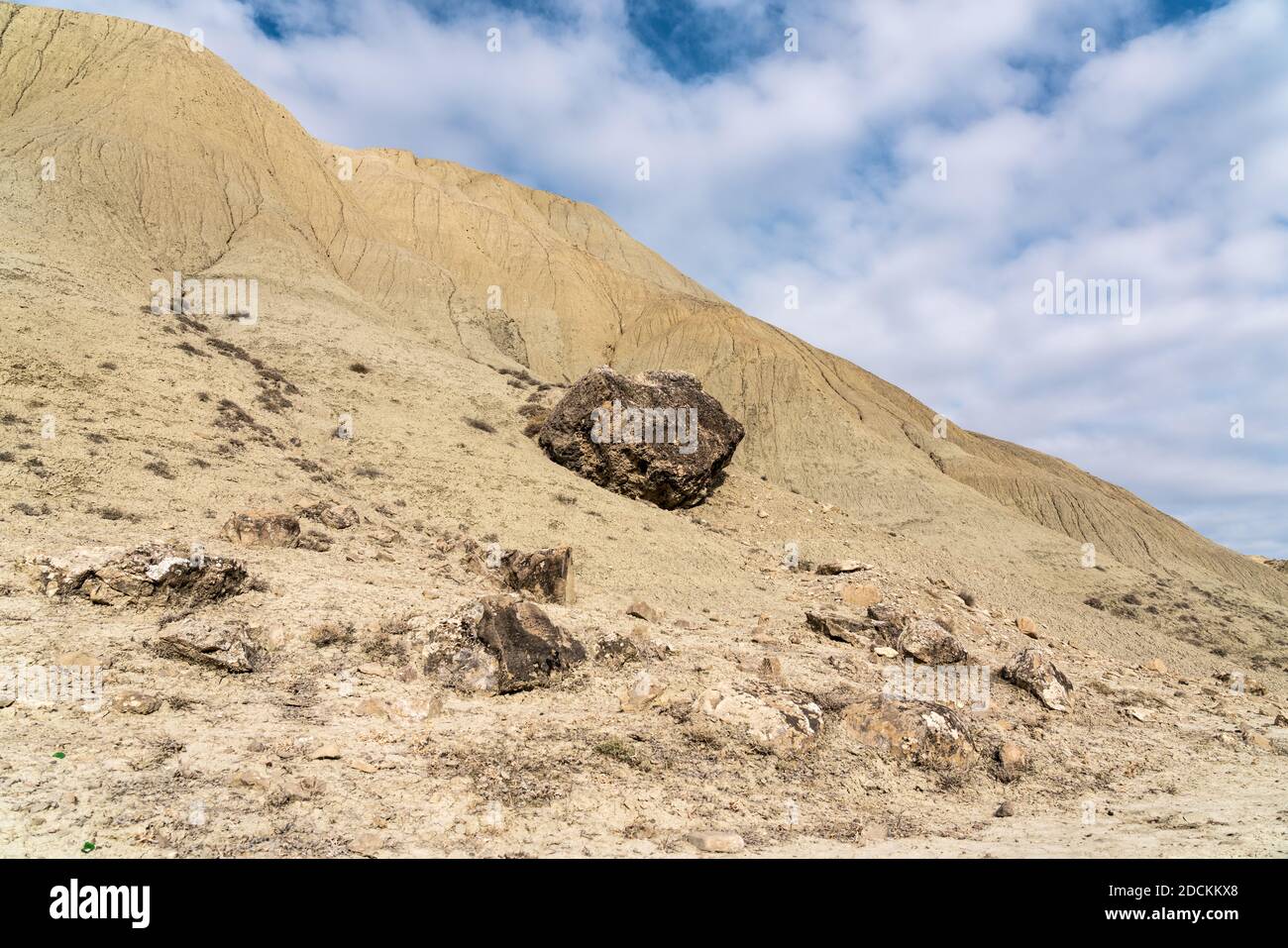 Verstreute Steine auf einem Berghang, Auswirkungen eines Erdbebens Stockfoto
