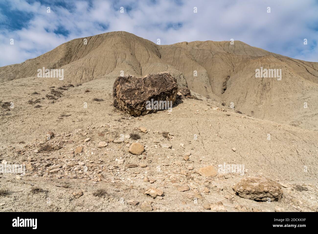 Verstreute Steine auf einem Berghang, Auswirkungen eines Erdbebens Stockfoto