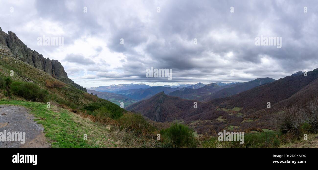 Eine Panoramalandschaft der Picos de Europa in Asturien Im Spätherbst Stockfoto