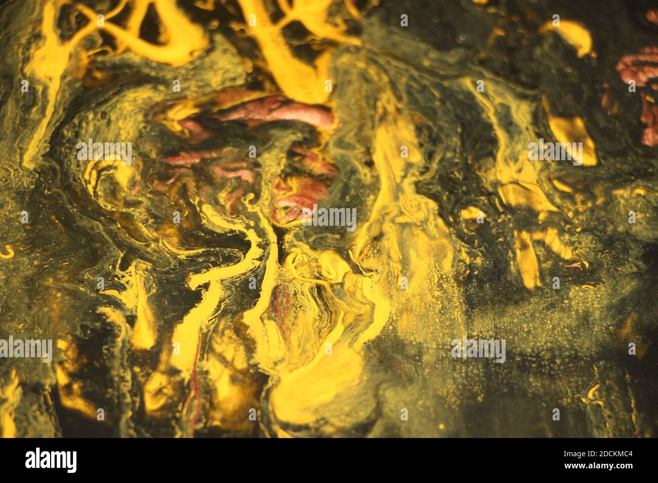 Schwarze und gelbe Pigmente Difusion ineinander Abstrakt bunten lebendigen Hintergrund. Stockfoto