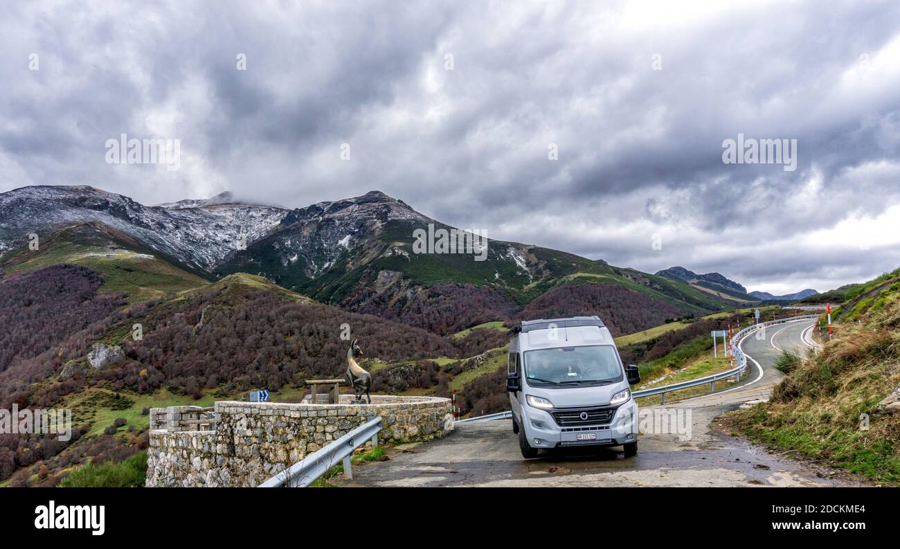 Ein grauer Wohnmobil parkte im Herzen der Picos De Europa in Spanien Stockfoto