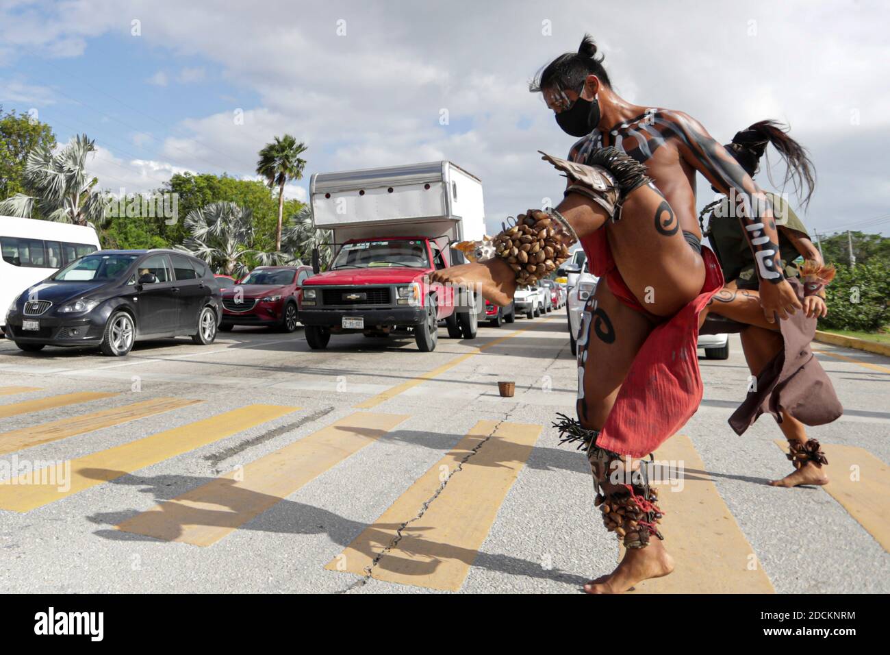 PLAYA DEL CARMEN, MEXIKO - NOVEMBER 21: Eine Pre-hispanic Tänzerin führt einen rituellen Tanz als Versuch, Geld von den Fahrern zu erhalten. Die vorhispanisch gekleideten Tänzer gehen von 8 bis 11 Uhr auf die Straße, um als neue Art zu arbeiten; Aufgrund der Pandemie wurden Personen, die im Circo Soleil in Playa del Carmen arbeiteten, arbeitslos gelassen und haben während der New Covid-19-Krise am 21. November 2020 in Playa del Carmen, Mexiko, nach einem Weg gesucht, um Einkommen zu erzielen. Kredit: Rodolfo Flores/Eyepix Gruppe/Der Fotozugang Gutschrift: Der Fotozugang/Alamy Live Nachrichten Stockfoto