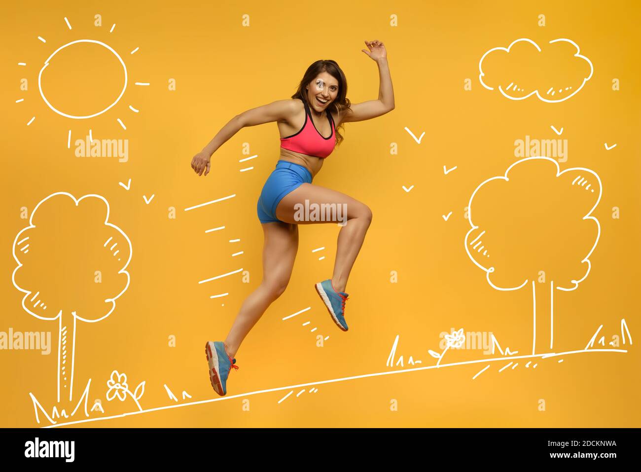Sport Frau läuft auf gelbem Hintergrund. Fröhlicher und freudiger Ausdruck. Stockfoto
