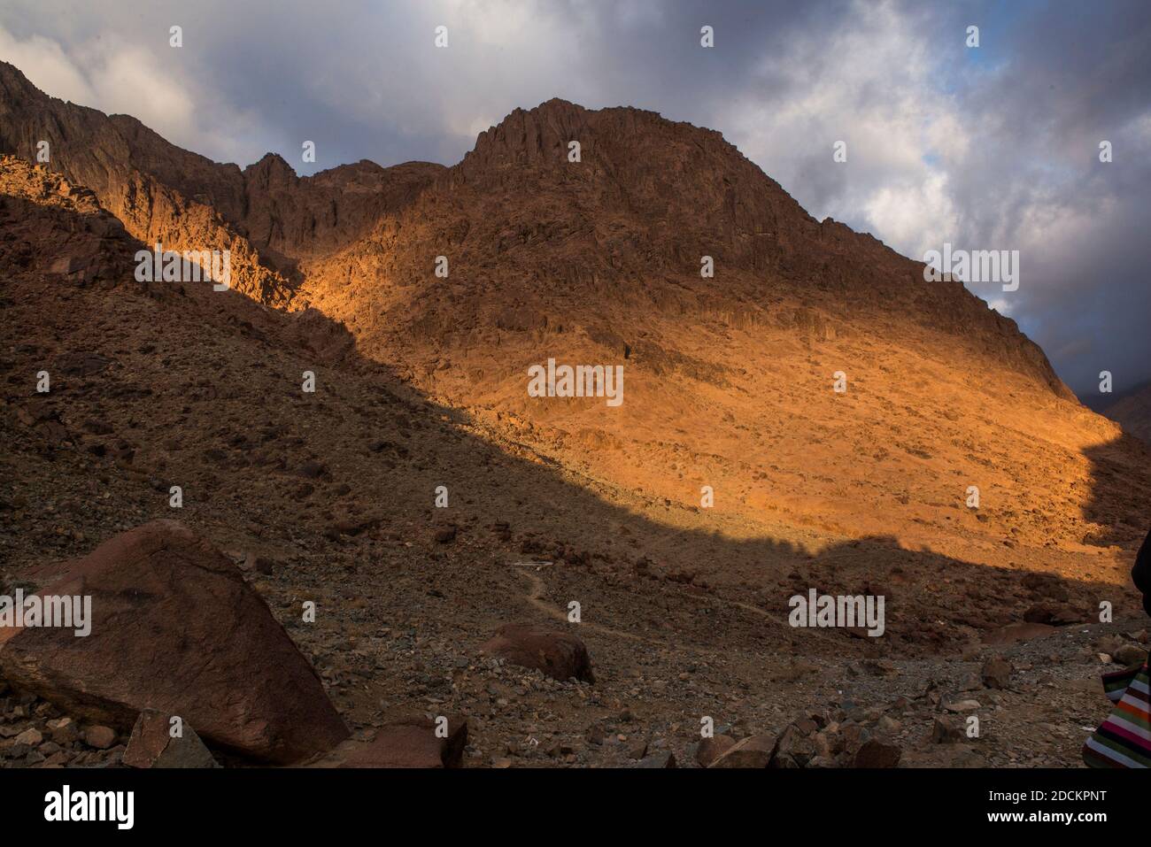 Ägyptisches Dessert und Berge mit blauem Himmel Stockfoto
