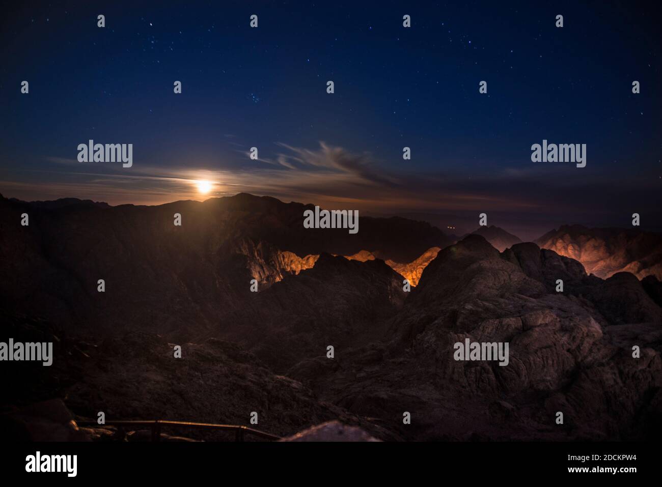 Ägyptisches Dessert und Berge mit blauem Himmel Stockfoto
