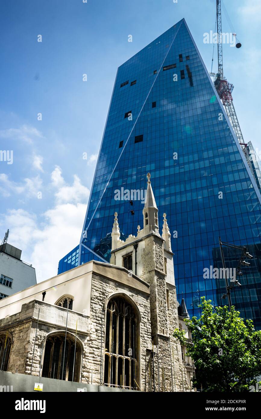 Alte Kirche und Wolkenkratzer in London Stockfoto