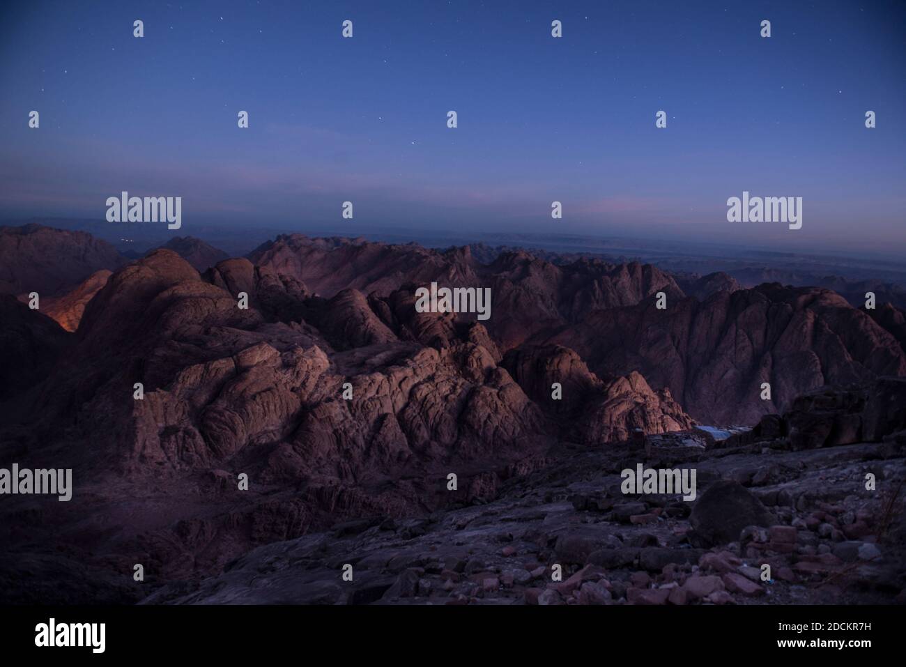 Ägyptisches Dessert und Berge mit blauem Himmel Stockfoto