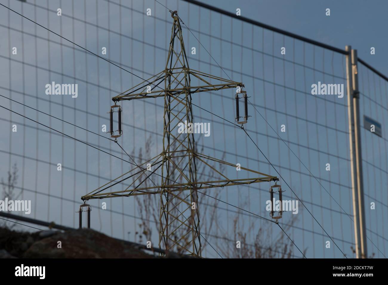 Energieversorgung mit einer 380 kv Stromleitung und Strom Mast Stockfoto