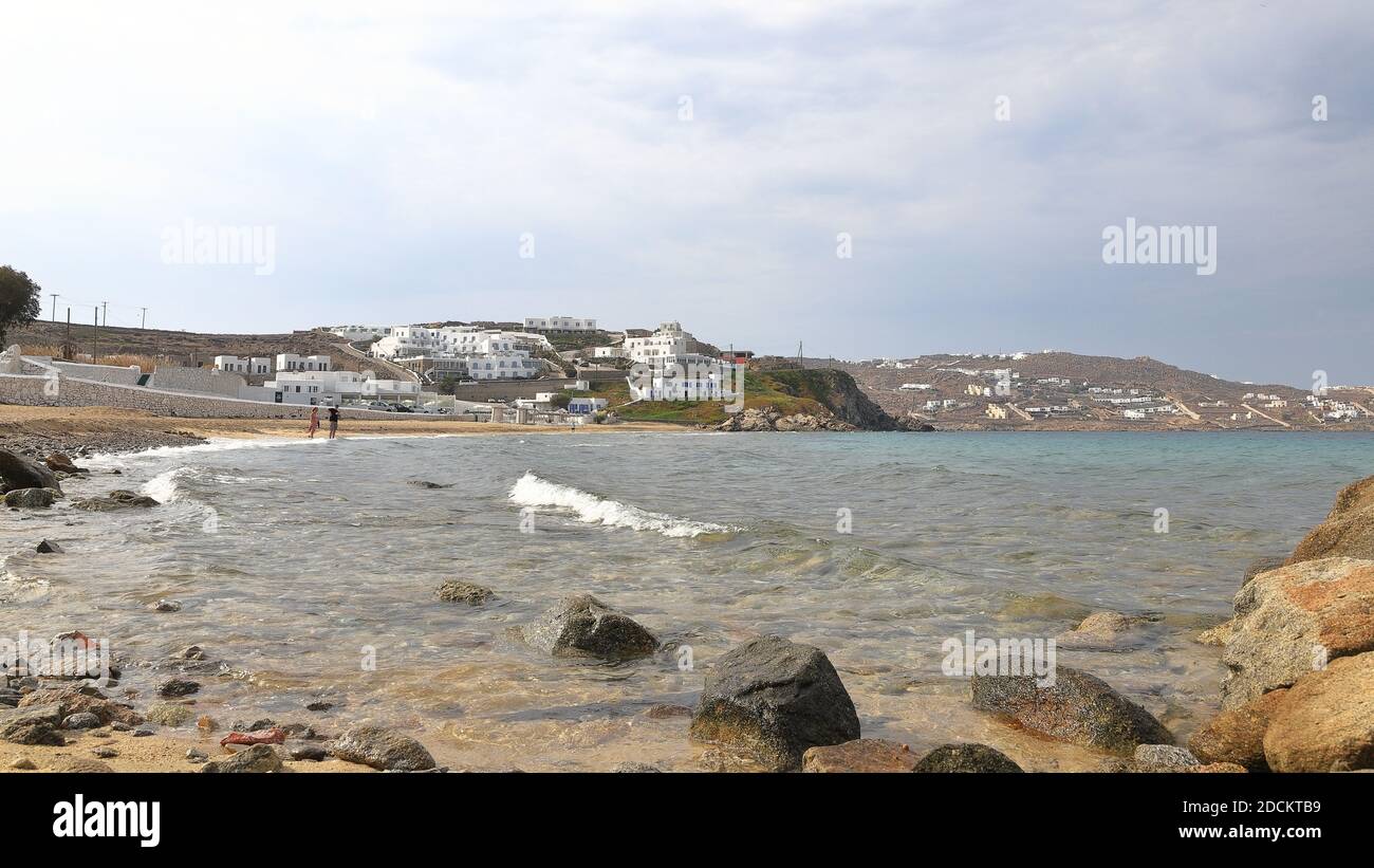 Der Blick entlang des Strandes von Megali Ammos auf die griechische Insel Mykonos. Dies ist der nächste Strand zur Stadt Mykonos. Stockfoto