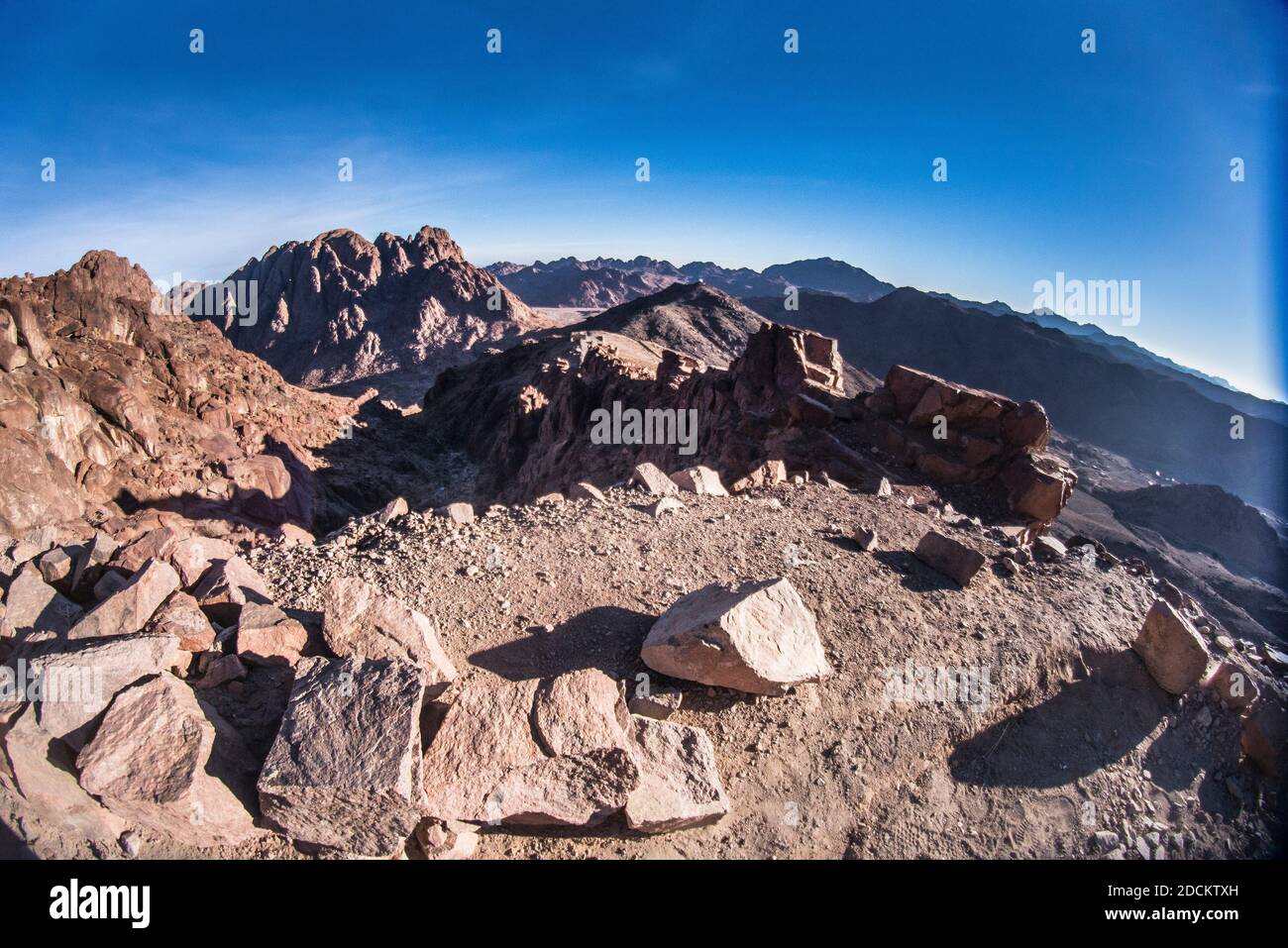Ägyptisches Dessert und Berge mit blauem Himmel Stockfoto