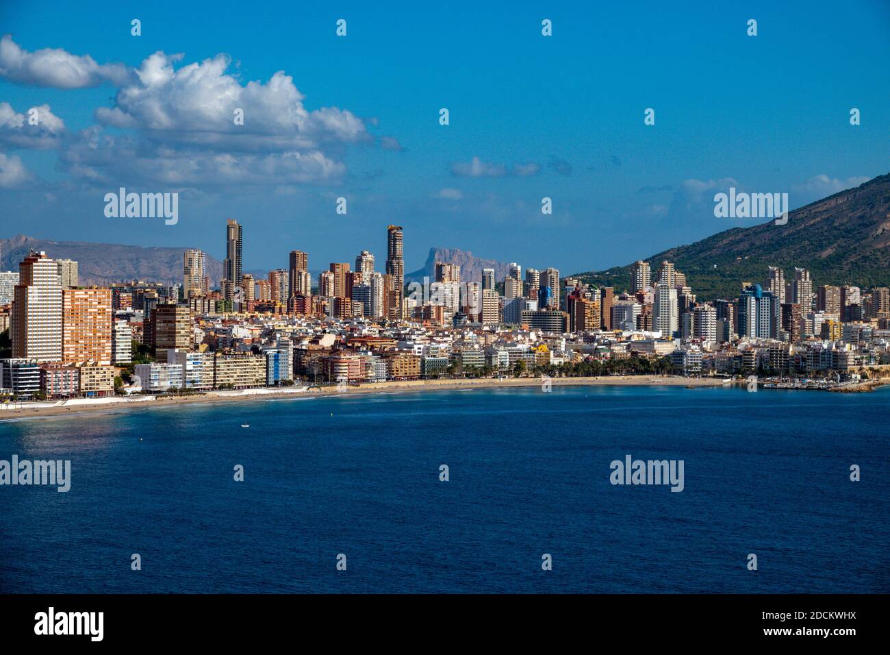 Das beliebte Urlaubsziel und Wintersonnenort von Benidorm, Costa Blanca, Spanien, vom Hügel Tossal de la Cala aus gesehen Stockfoto