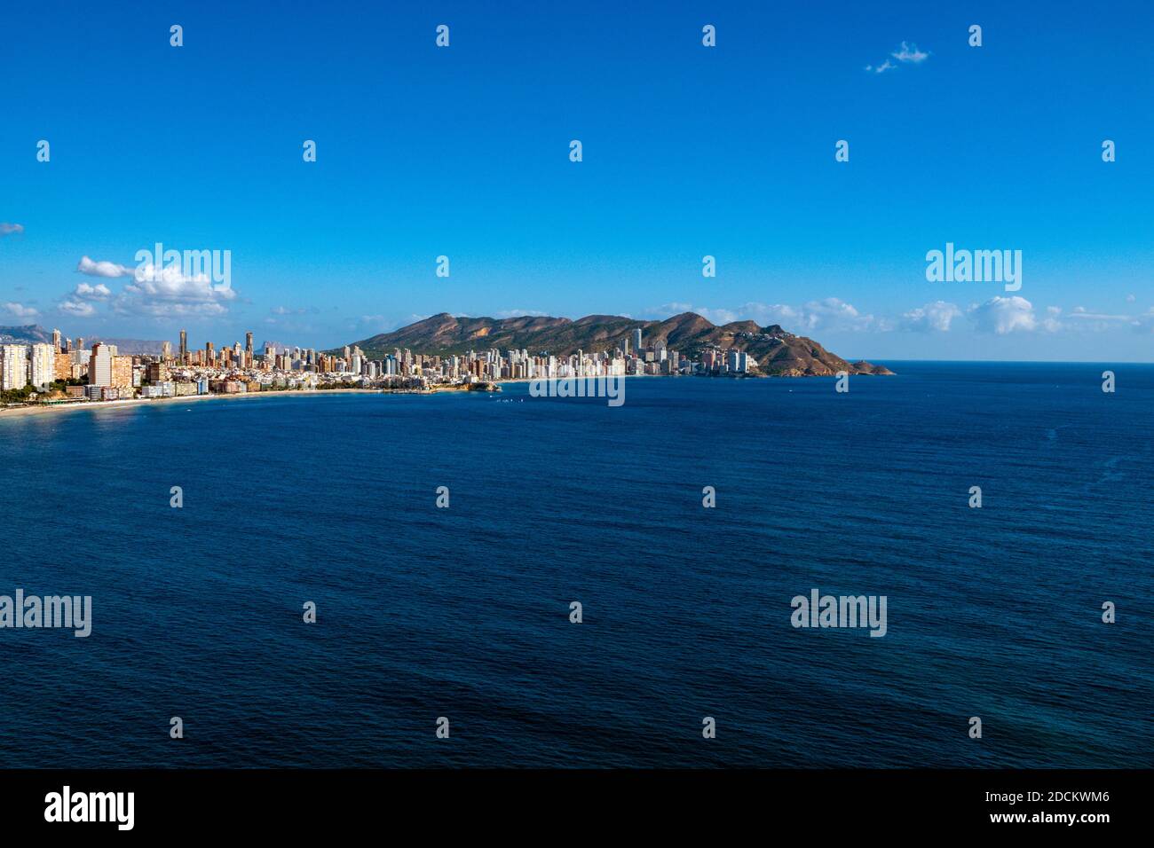 Das beliebte Urlaubsziel und Wintersonnenort von Benidorm, Costa Blanca, Spanien, vom Hügel Tossal de la Cala aus gesehen Stockfoto