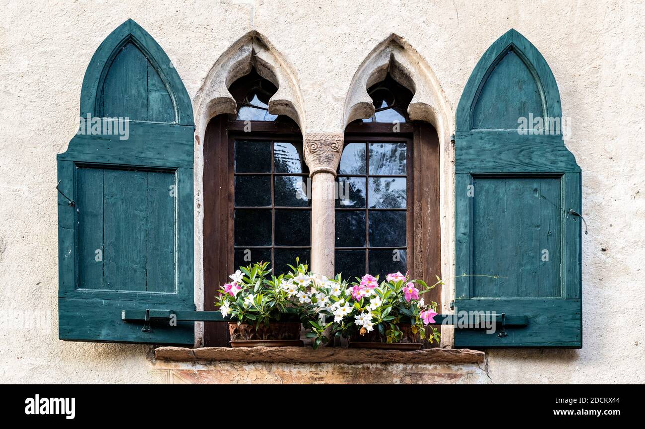 Italien Venetien Asolo - Via Canova - Gotisches Fenster mit zwei Fenstern Stockfoto