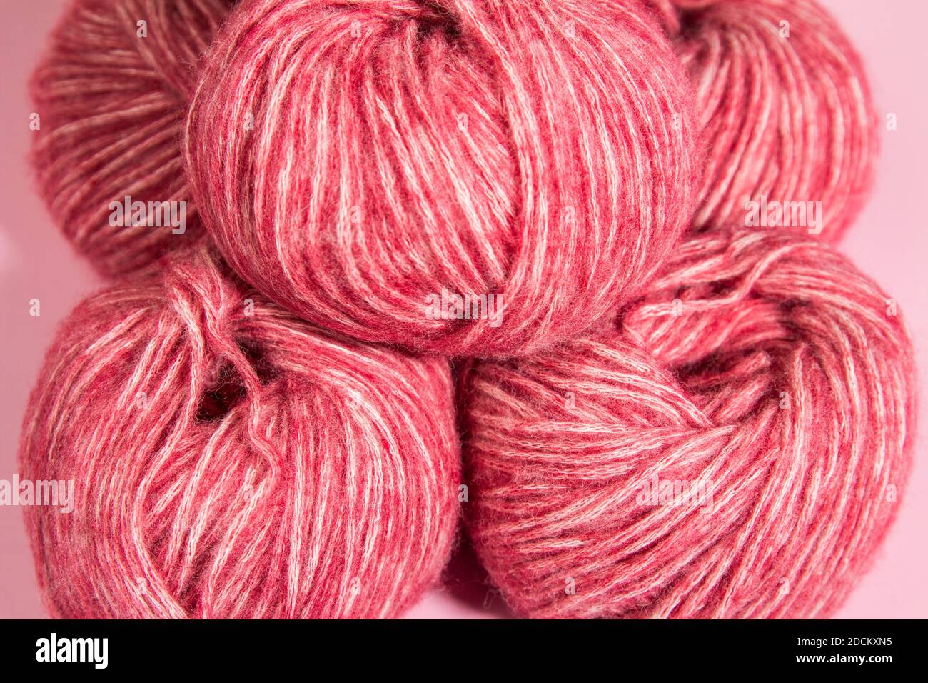 Hintergrund von Kugeln aus rosa Wolle Garn zum Stricken. Stockfoto