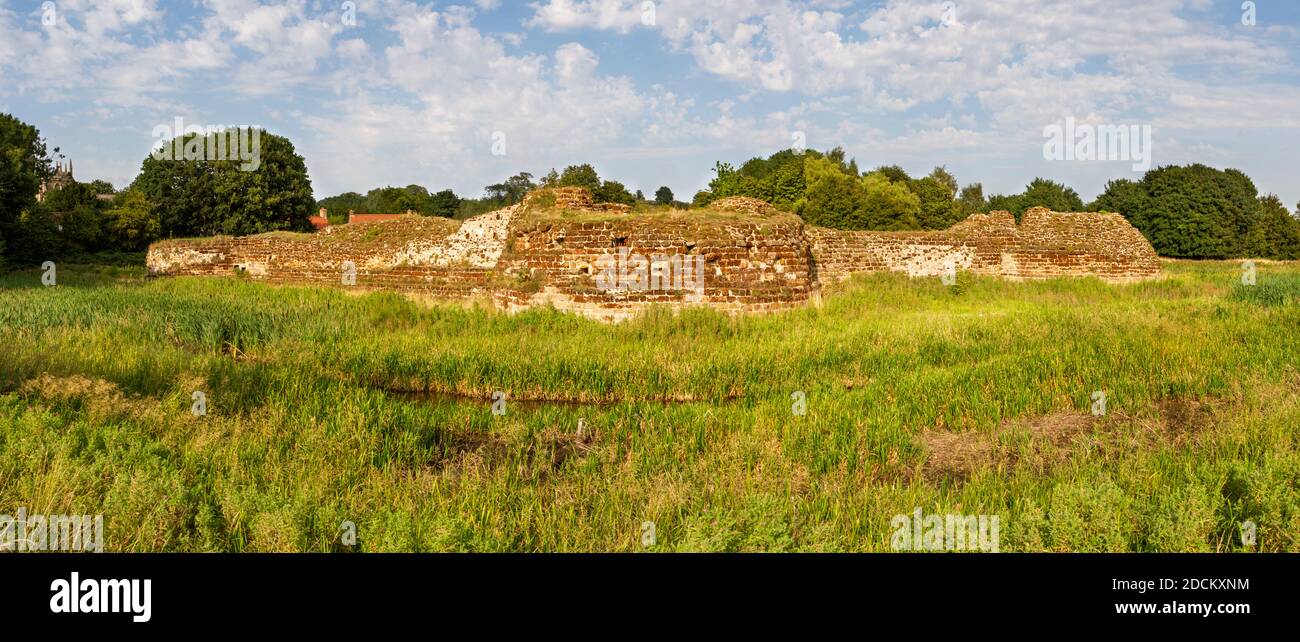 Panoramablick auf die Außenmauern von Bolingbroke Castle, Spilsby, Lincolnshire, Großbritannien Stockfoto