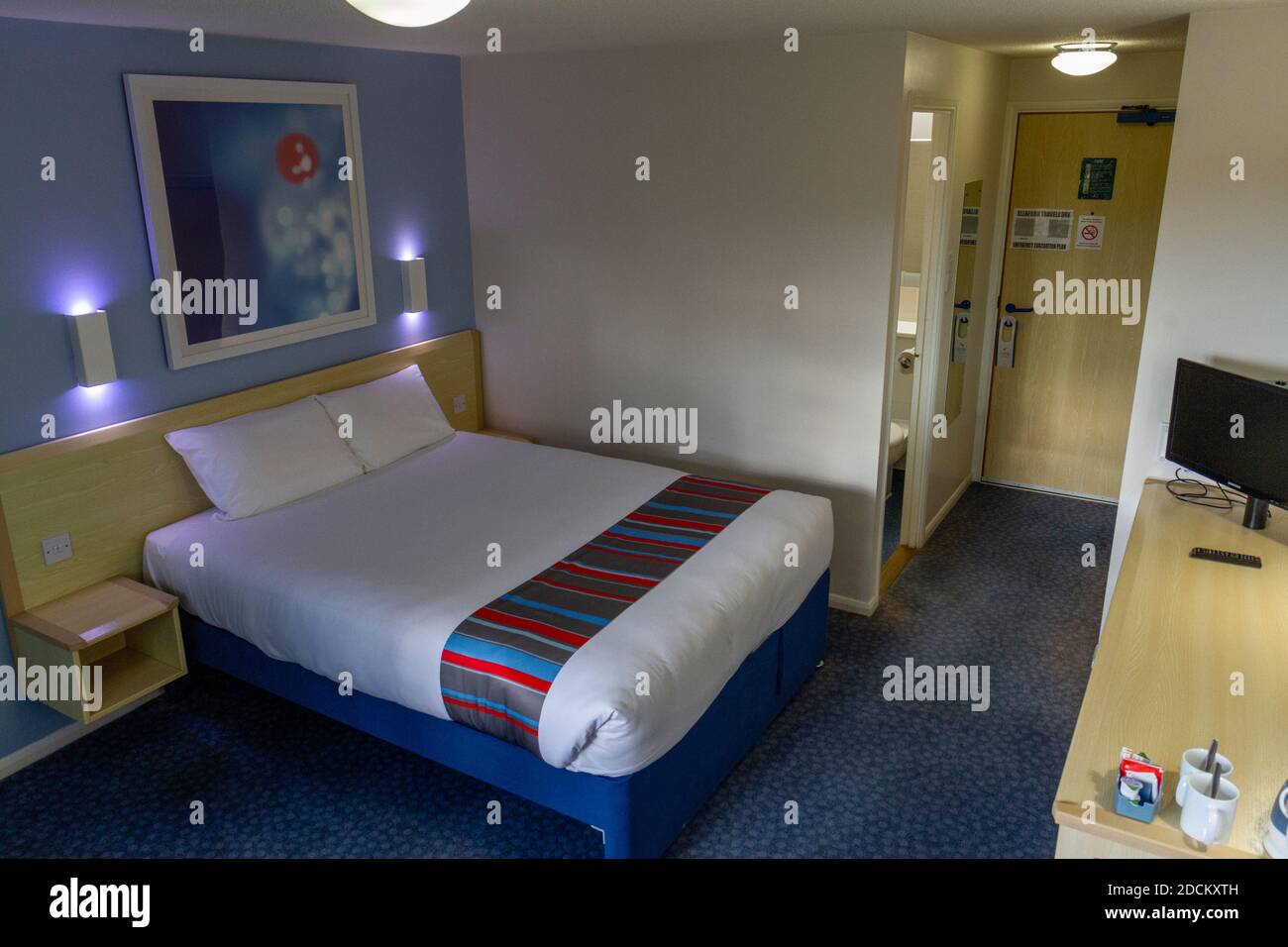 Ein typisches Doppelzimmer in der Travelodge Sleaford, ein 2-Sterne-Hotel, Sleaford, Linconshire, Großbritannien. Stockfoto