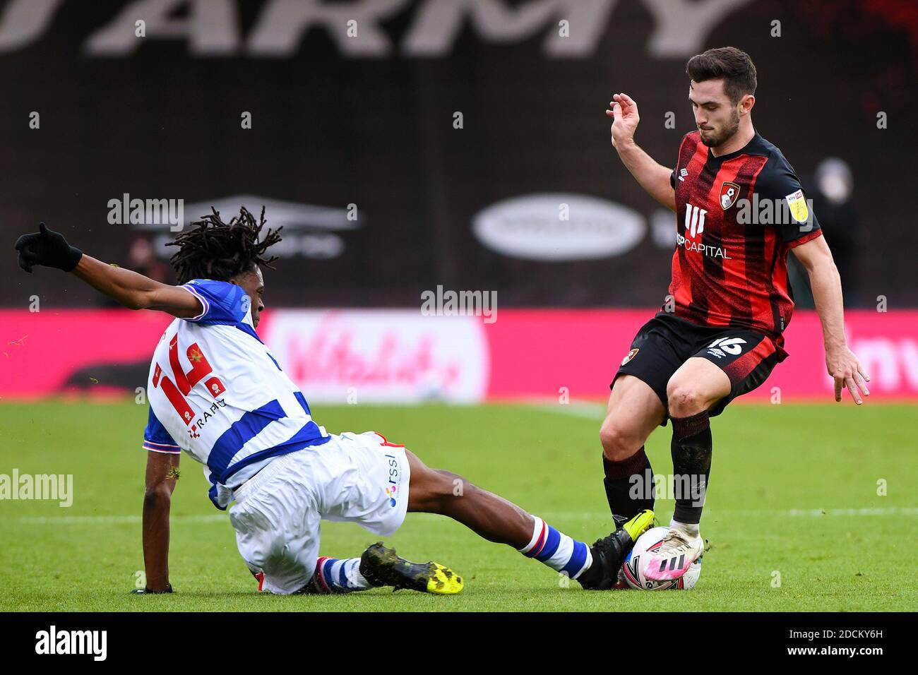 Ovie Ejaria of Reading tackles Lewis Cook of AFC Bournemouth - AFC Bournemouth V Reading, Sky Bet Championship, Vitality Stadium, Bournemouth, UK - 21. November 2020 nur zur redaktionellen Verwendung - es gelten die DataCo-Einschränkungen Stockfoto