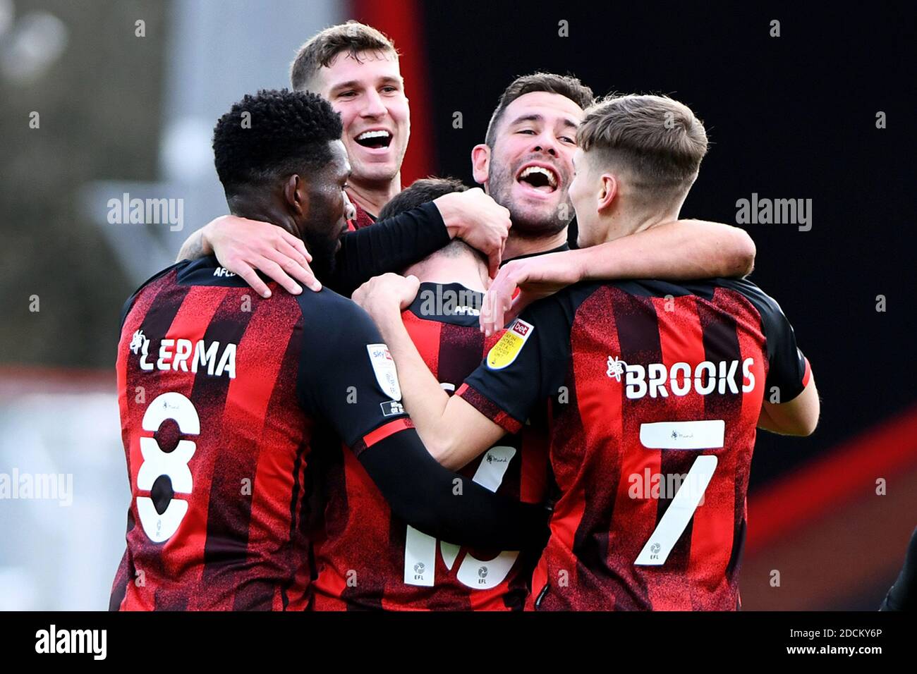 Lewis Cook vom AFC Bournemouth wird nach dem dritten Tor seines Teams, 3-2, gratuliert - AFC Bournemouth gegen Reading, Sky Bet Championship, Vitality Stadium, Bournemouth, UK - 21. November 2020 nur redaktionelle Verwendung - es gelten die DataCo-Einschränkungen Stockfoto