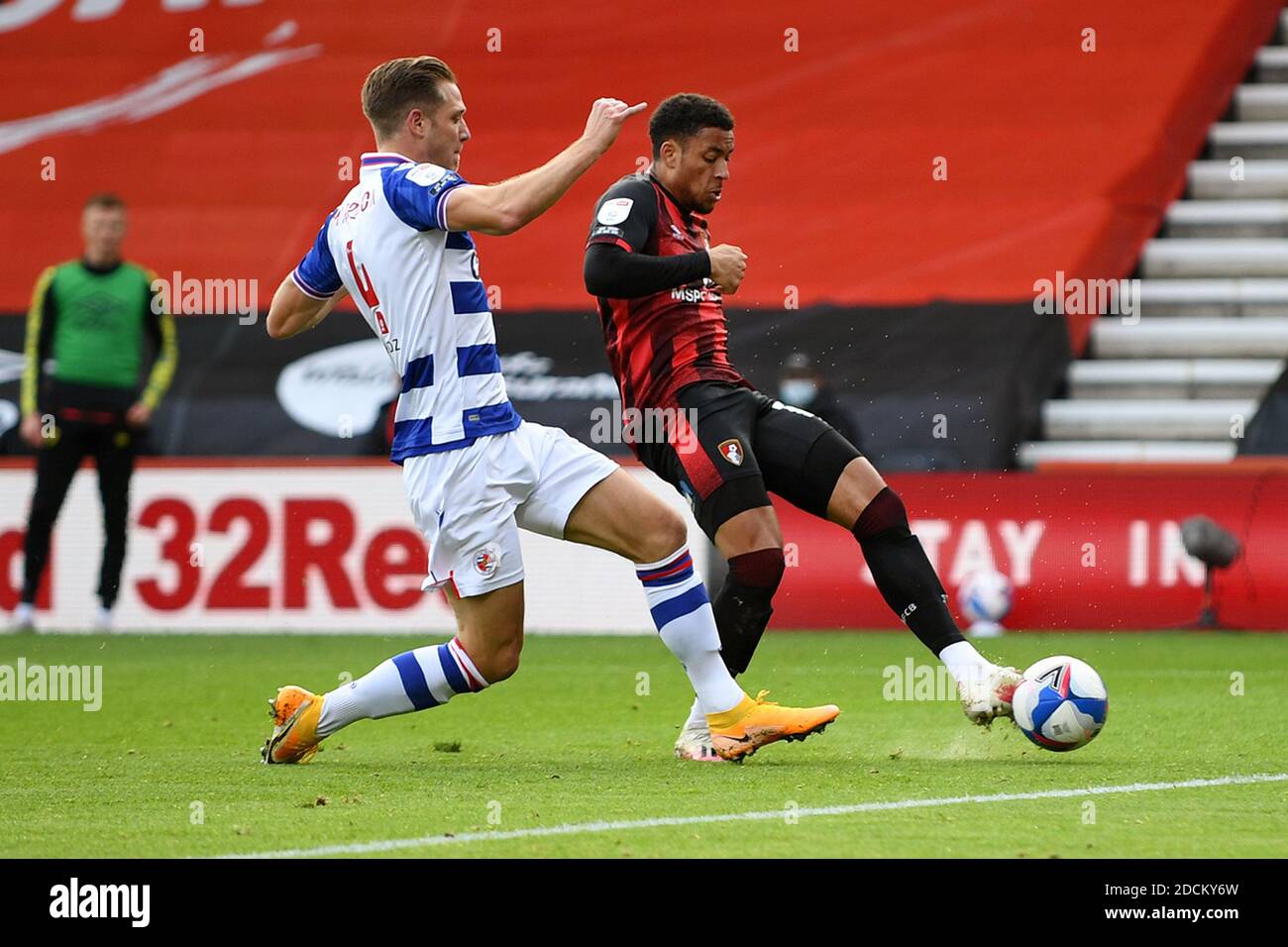 Arnaut Danjuma vom AFC Bournemouth punktet seine Mannschaften als zweites und gleichmäßigendes Tor, 2-2 - AFC Bournemouth gegen Reading, Sky Bet Championship, Vitality Stadium, Bournemouth, UK - 21. November 2020 nur zur redaktionellen Verwendung - es gelten die DataCo-Einschränkungen Stockfoto