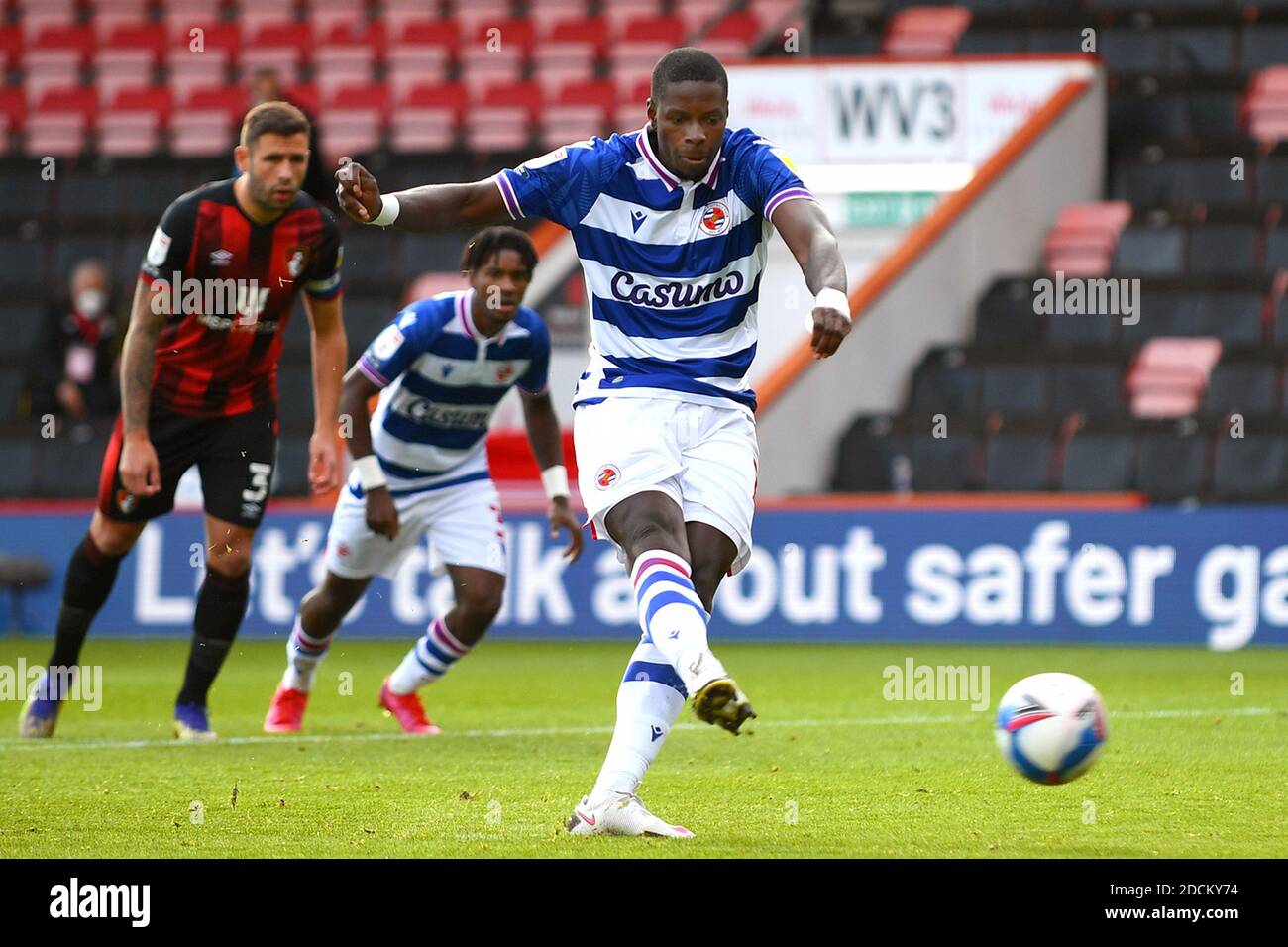 Lucas Joao von Reading erzielt eine Strafe, um es zu schaffen 0-1 - AFC Bournemouth V Reading, Sky Bet Championship, Vitality Stadium, Bournemouth, UK - 21. November 2020 nur für redaktionelle Verwendung - es gelten DataCo-Beschränkungen Stockfoto