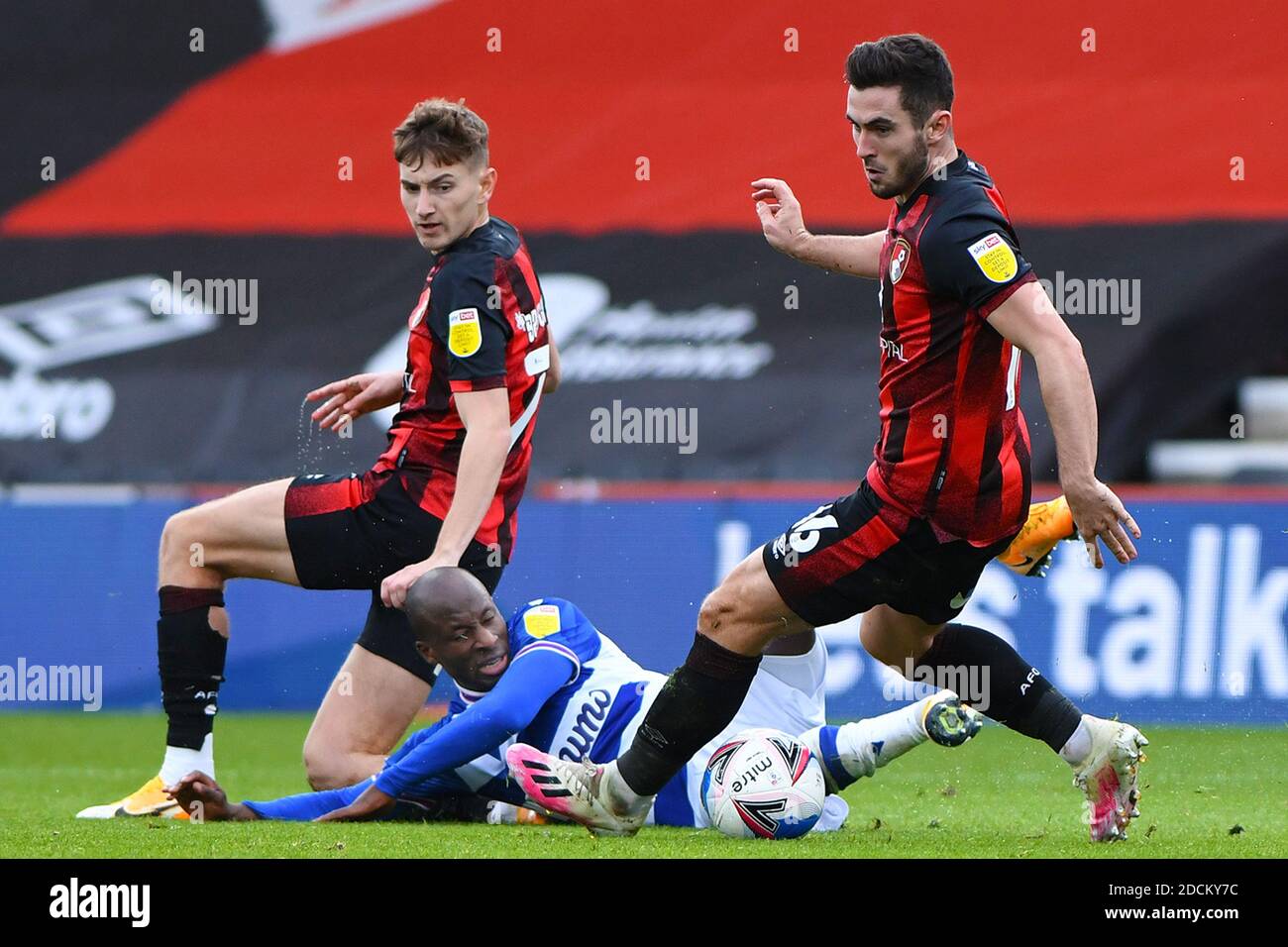 David Brooks (L) und Lewis Cook (R) vom AFC Bournemouth in Aktion mit Sone Aluko of Reading - AFC Bournemouth gegen Reading, Sky Bet Championship, Vitality Stadium, Bournemouth, Großbritannien - 21. November 2020 nur redaktionelle Verwendung - es gelten die DataCo-Einschränkungen Stockfoto