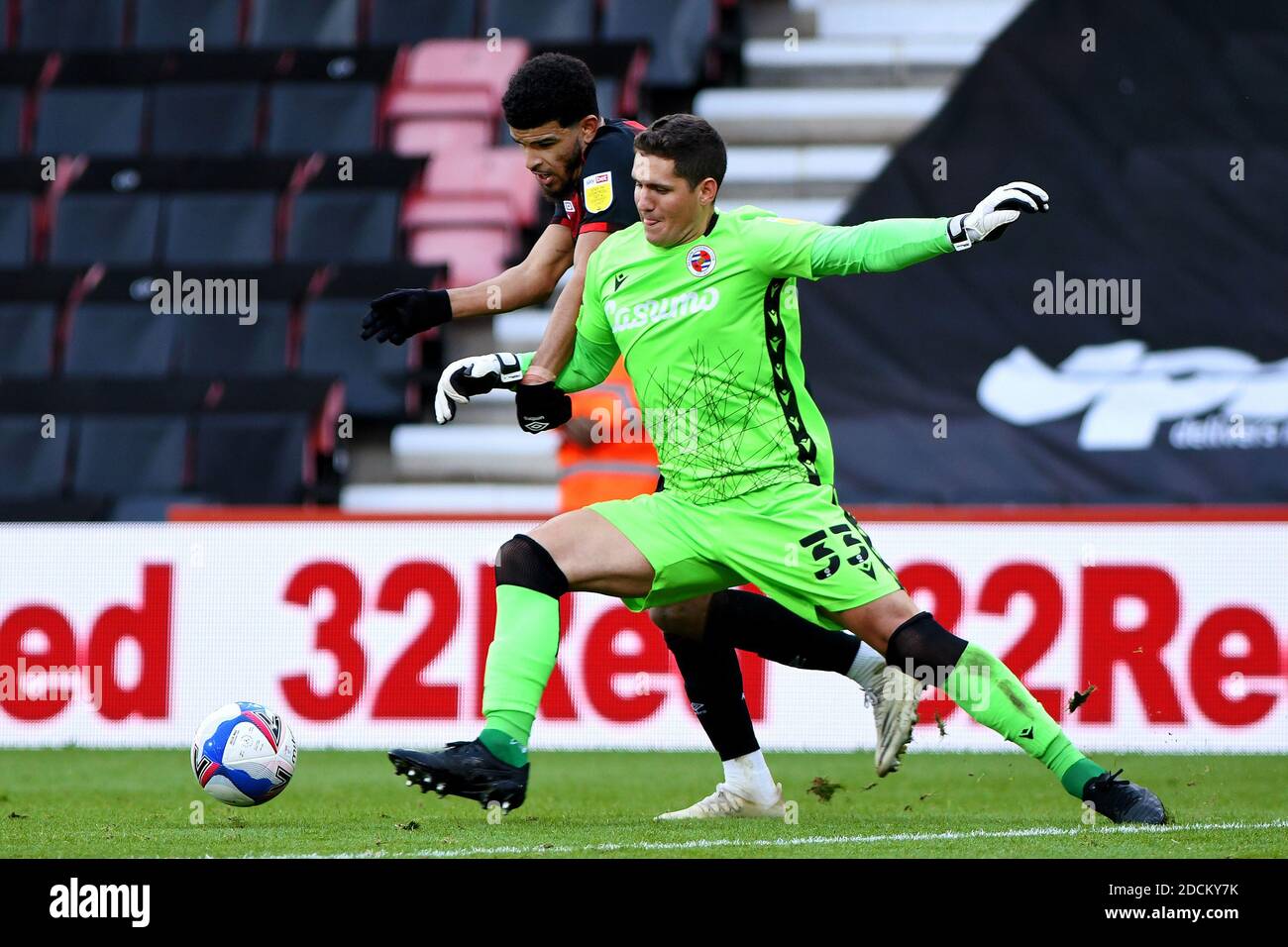 Dominic Solanke vom AFC Bournemouth schlägt Rafael von Reading und erzielt seine Partien viertes Tor, 4-2 - AFC Bournemouth gegen Reading, Sky Bet Championship, Vitality Stadium, Bournemouth, UK - 21. November 2020 nur zur redaktionellen Verwendung - es gelten die DataCo-Einschränkungen Stockfoto