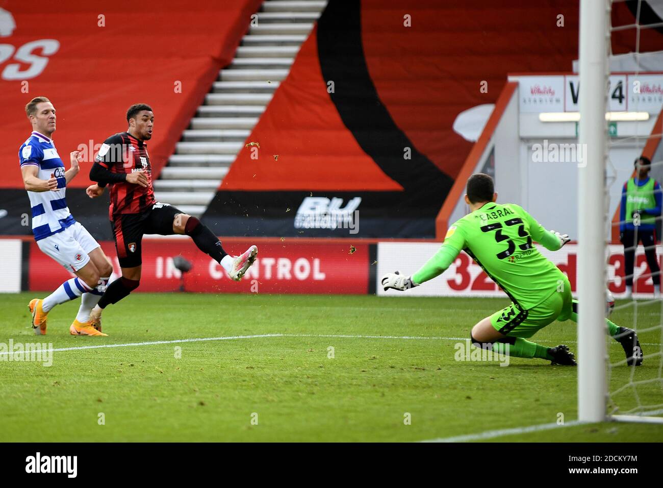 Arnaut Danjuma vom AFC Bournemouth punktet seine Mannschaften als zweites und gleichmäßigendes Tor, 2-2 - AFC Bournemouth gegen Reading, Sky Bet Championship, Vitality Stadium, Bournemouth, UK - 21. November 2020 nur zur redaktionellen Verwendung - es gelten die DataCo-Einschränkungen Stockfoto
