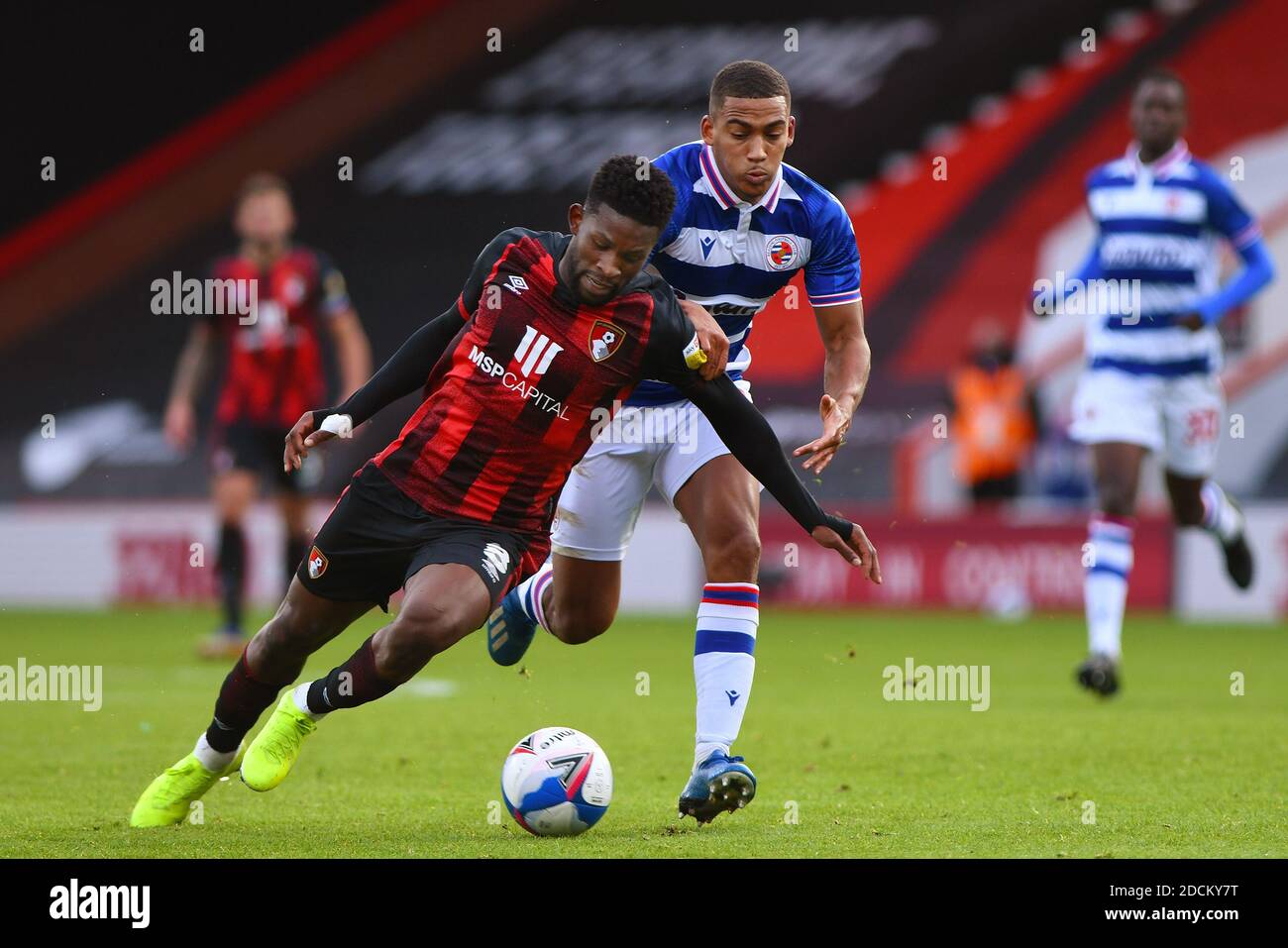 Jefferson Lerma vom AFC Bournemouth wird von Andy Rinomhota von Reading - AFC Bournemouth V Reading, Sky Bet Championship, Vitality Stadium, Bournemouth, UK - 21. November 2020 nur redaktionelle Verwendung - es gelten die DataCo-Einschränkungen Stockfoto