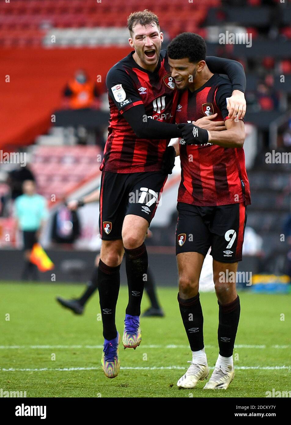 Dominic Solanke (R) von AFC Bournemouth feiert nach seinem vierten Tor mit Jack Stacey (L) 4-2 - AFC Bournemouth gegen Reading, Sky Bet Championship, Vitality Stadium, Bournemouth, UK - 21. November 2020 nur zur redaktionellen Verwendung - es gelten die DataCo-Einschränkungen Stockfoto