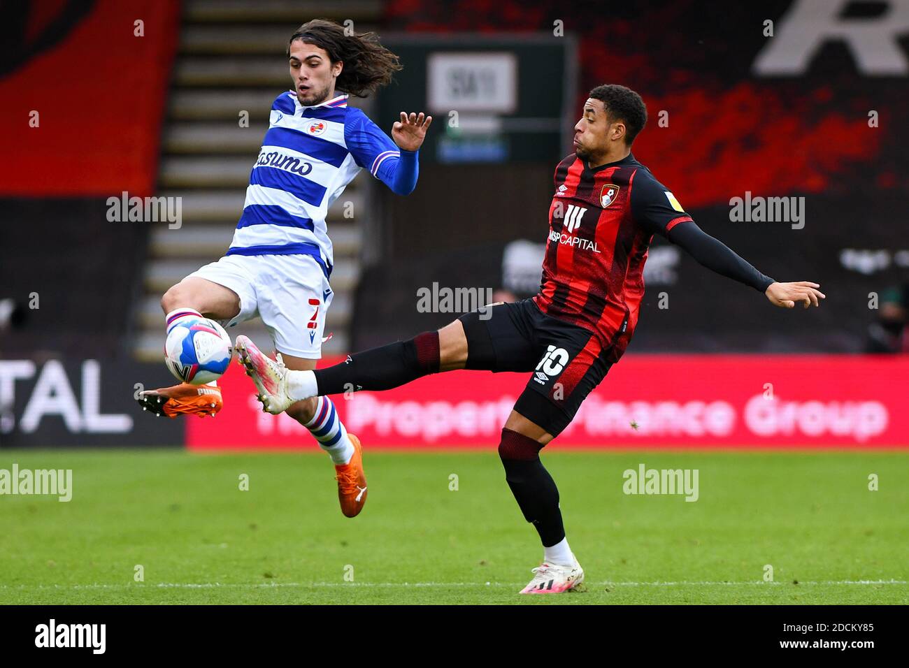 Tomas Esteves of Reading und Arnaut Danjuma vom AFC Bournemouth in Aktion - AFC Bournemouth gegen Reading, Sky Bet Championship, Vitality Stadium, Bournemouth, UK - 21. November 2020 nur redaktionelle Verwendung - es gelten die DataCo-Einschränkungen Stockfoto