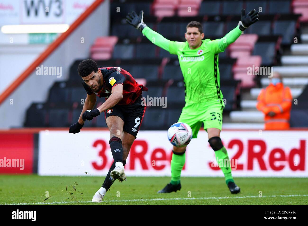 Dominic Solanke vom AFC Bournemouth erzielt sein viertes Tor nach dem Sieg über Rafael von Reading, 4-2 - AFC Bournemouth gegen Reading, Sky Bet Championship, Vitality Stadium, Bournemouth, UK - 21. November 2020 nur zur redaktionellen Verwendung - es gelten die DataCo-Einschränkungen Stockfoto