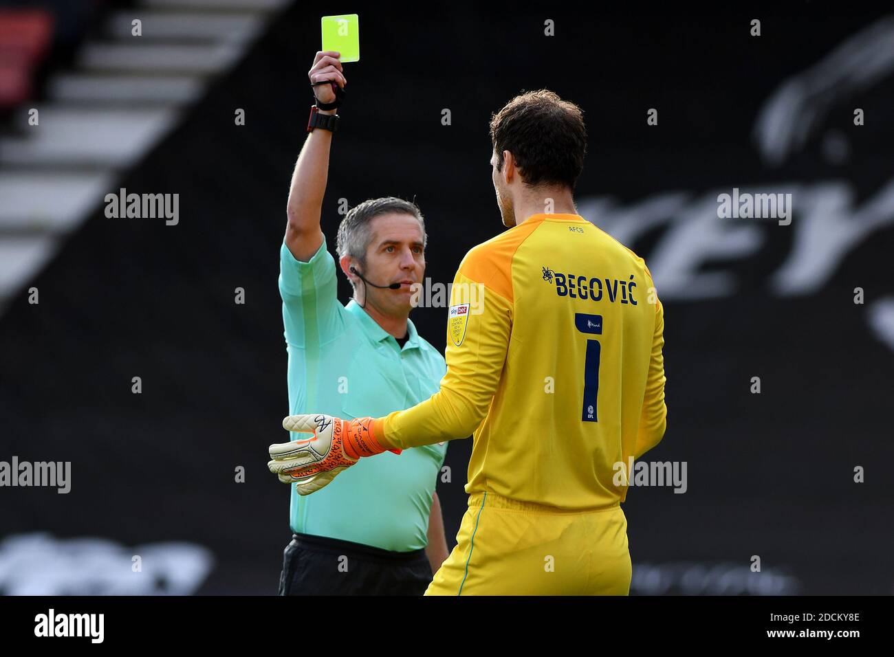 Schiedsrichter Darren Bond zeigt Asmir Begovic vom AFC Bournemouth eine gelbe Karte nach einem Foul, der zu einer Strafe führt - AFC Bournemouth gegen Reading, Sky Bet Championship, Vitality Stadium, Bournemouth, UK - 21. November 2020 nur zur redaktionellen Verwendung - es gelten DataCo-Einschränkungen Stockfoto