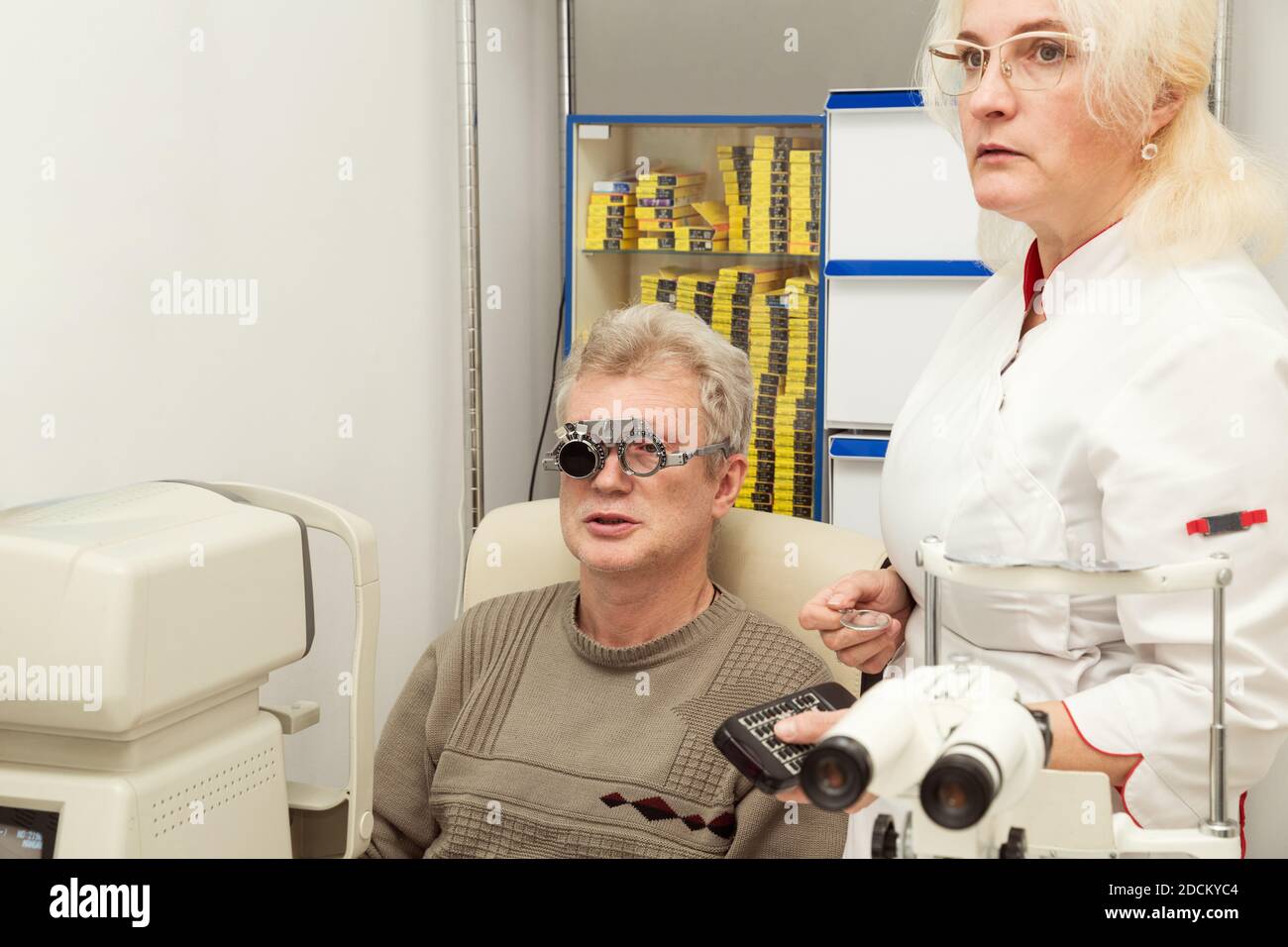 Frau Arzt Augenarzt prüft die Vision eines Mannes in einer medizinischen Praxis. Arzt und Patient in einer Augenklinik. Sichtprüfung Stockfoto