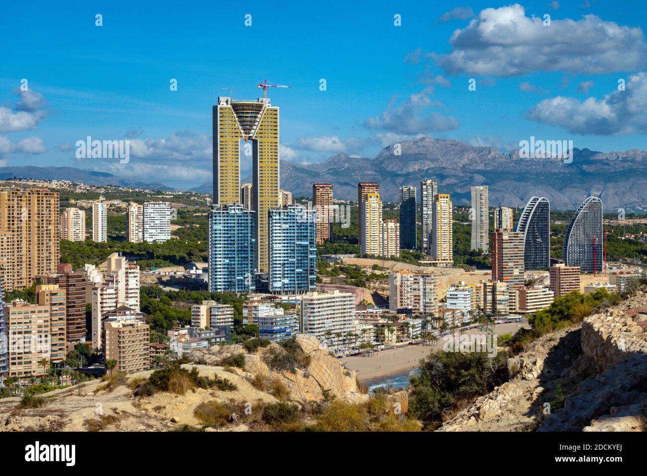 Das beliebte Urlaubsziel und Wintersonnenort von Benidorm, Costa Blanca, Spanien, mit dem M-förmigen Wolkenkratzer des Intempo-Gebäudes Stockfoto