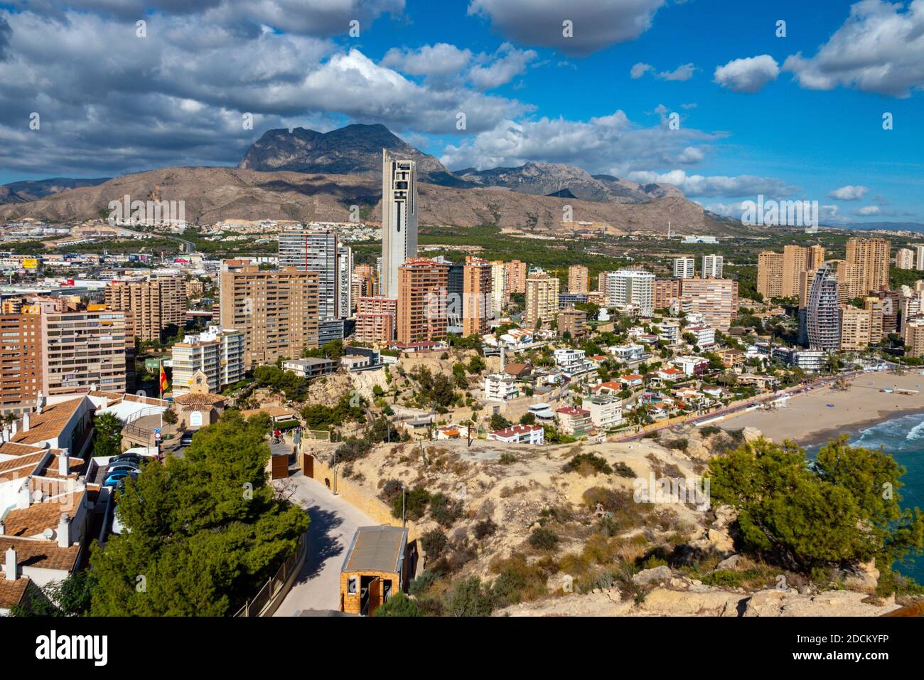 Das beliebte Urlaubsziel und Wintersonnenort von Benidorm, Costa Blanca, Spanien, vom Hügel Tossal de la Cala aus gesehen Stockfoto