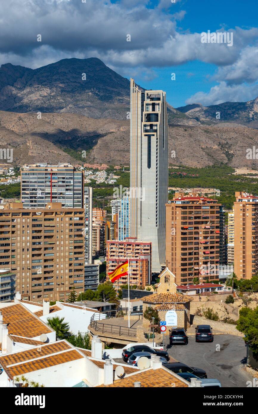 Das beliebte Urlaubsziel und Wintersonnenort von Benidorm, Costa Blanca, Spanien, vom Hügel Tossal de la Cala aus gesehen Stockfoto